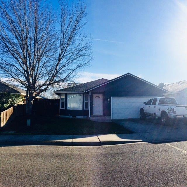 592 Briarwood Dr, Central Point, OR 97502 - photo 1