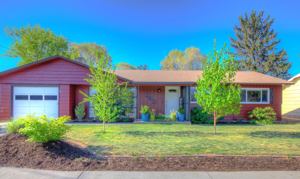 302 NW Dogwood Ave, Redmond, OR 97756 - photo 1