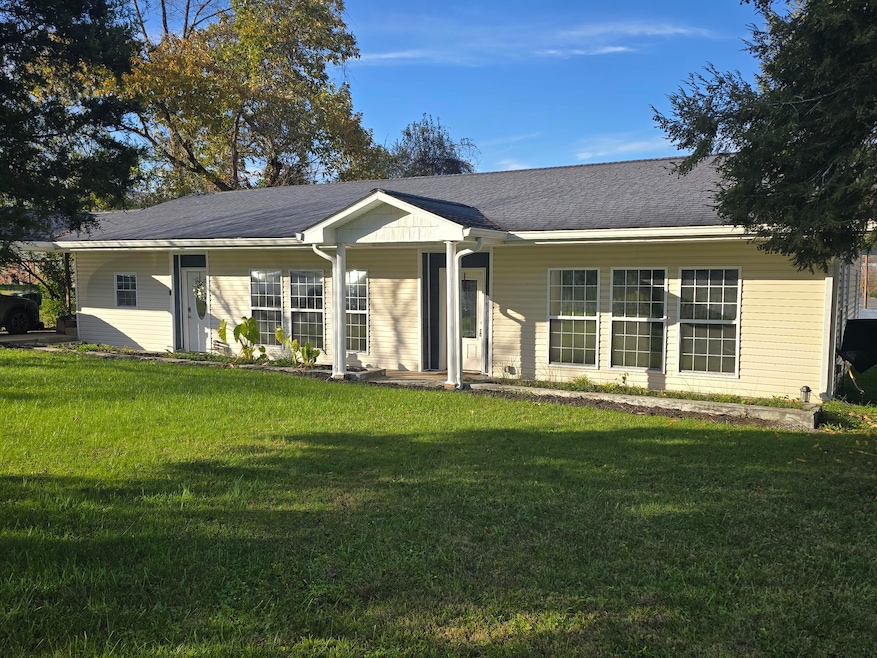 140 Chasteen Dr, Middlesboro, KY 40965 - photo 1