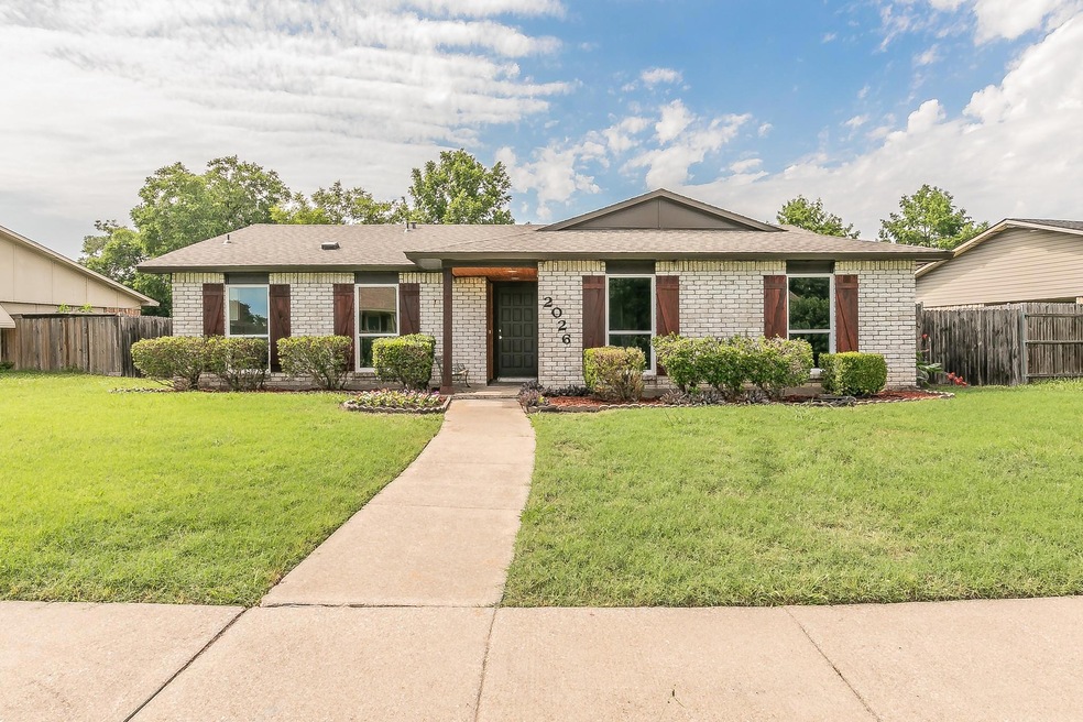 Single story home with a front yard