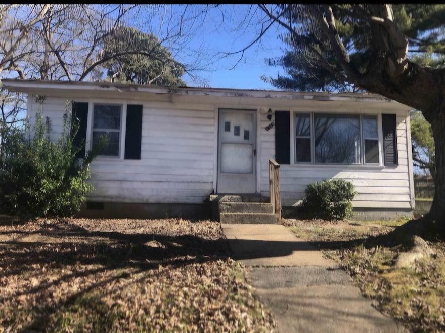 Ranch-style house with entry steps and crawl space