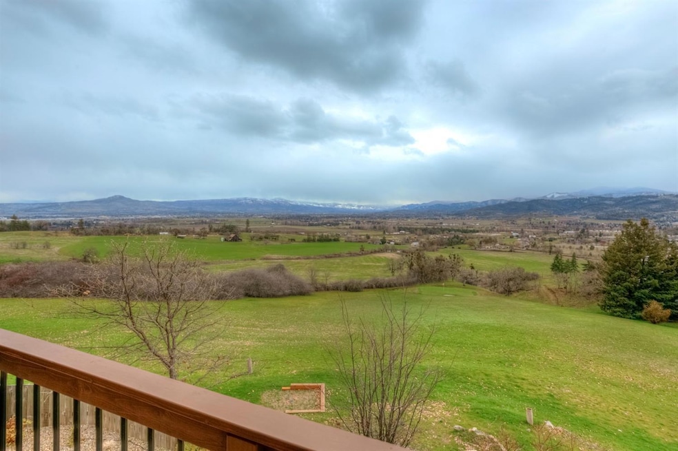 4376 Tami Ln, Central Point, OR 97502 - photo 1