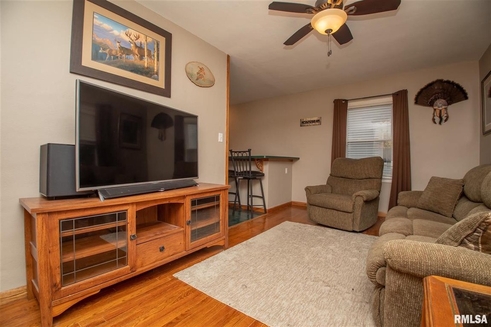 1437 W 38th St, Davenport, IA 52806 - photo 1