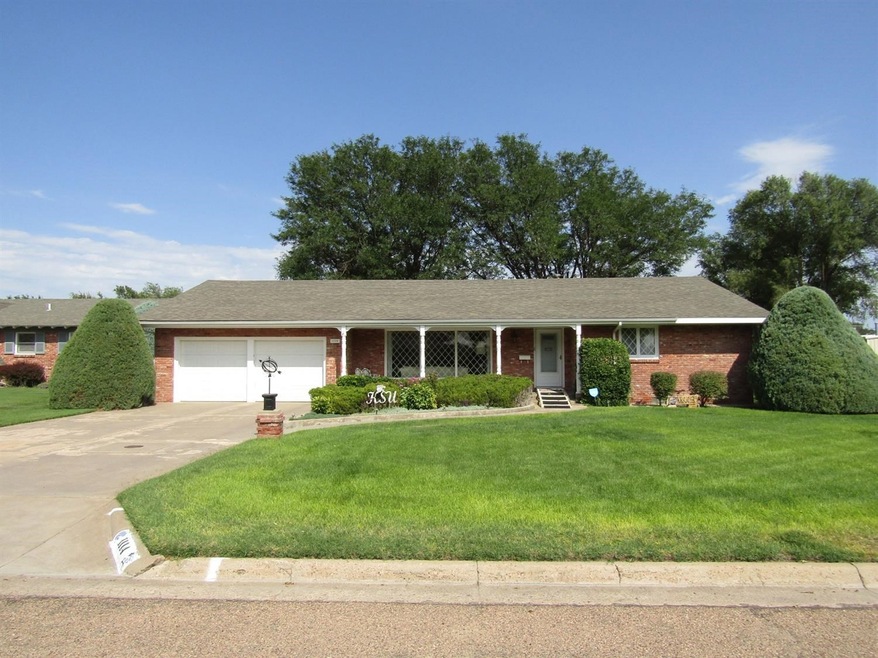 1114 S Monroe St, Hugoton, KS 67951 - photo 1