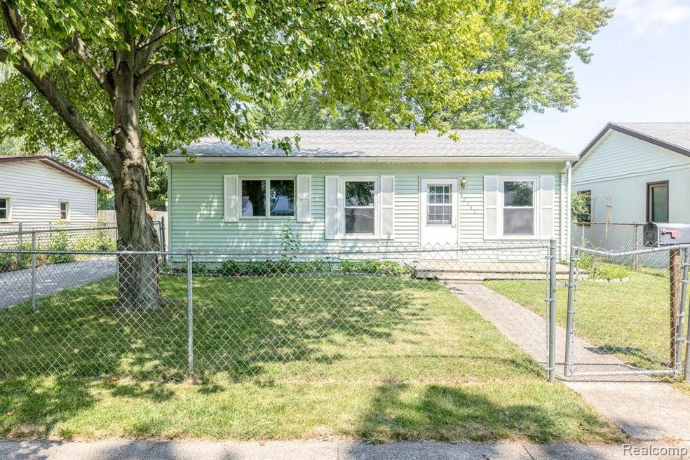 2547 Spruce St, Port Huron, MI 48060 - photo 1