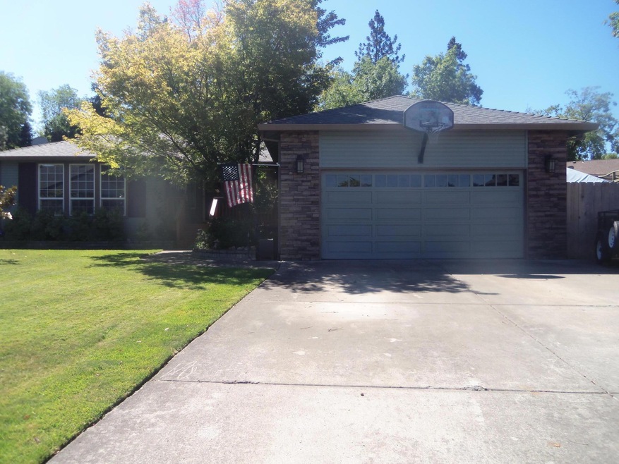 1362 Foxwood Dr, Medford, OR 97504 - photo 1