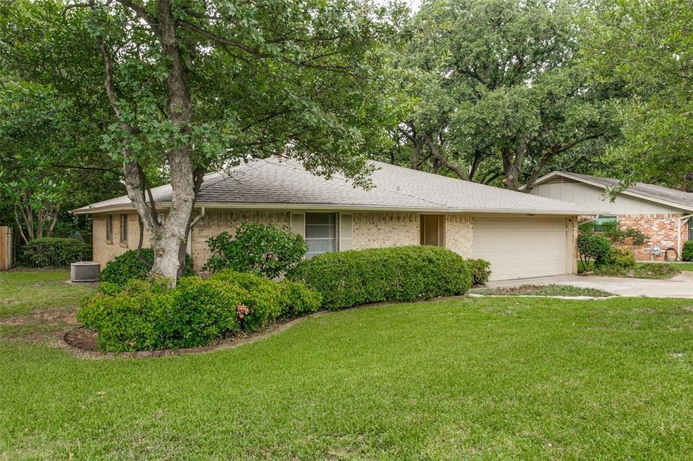 645 Oak Dr, Hurst, TX 76053 - photo 1