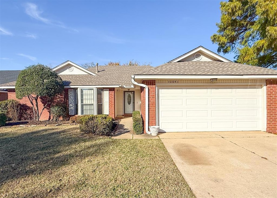 10041 Aberdeen Ln, Yukon, OK 73099 - photo 1