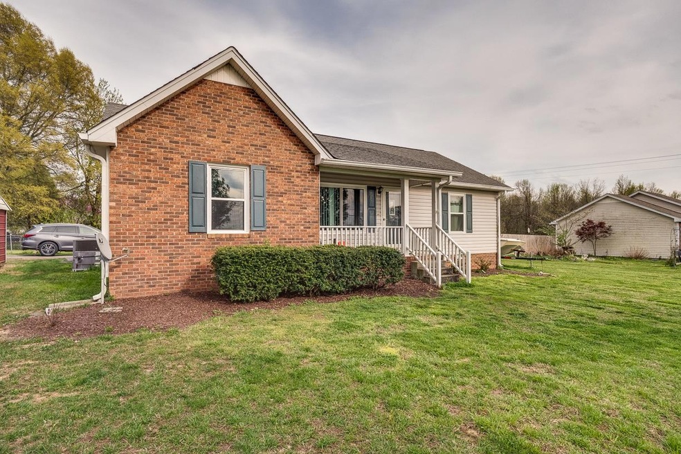 Perfect for a first time homebuyer, downsizing or retiring.  Conveniently located to town or for commuters!