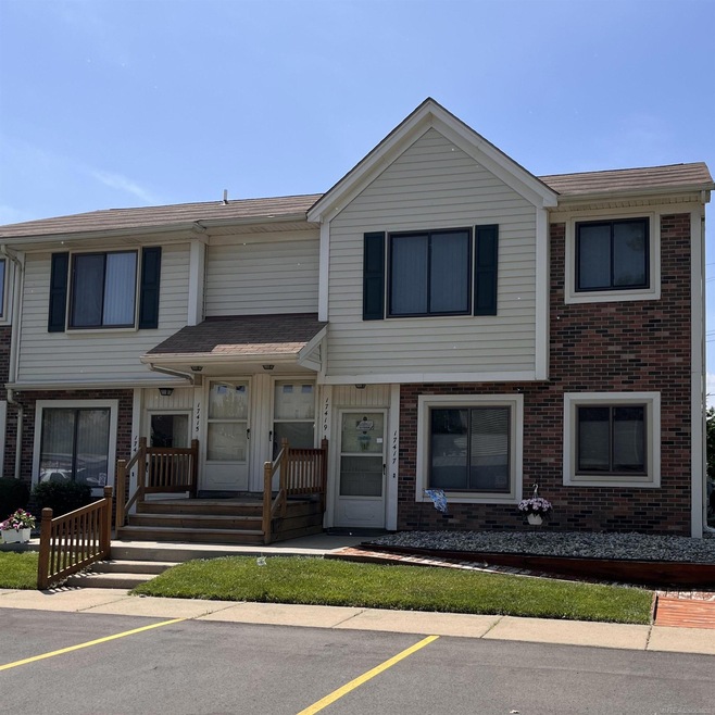 17419 Utica Oaks Ln unit 45, Roseville, MI 48066 - photo 1