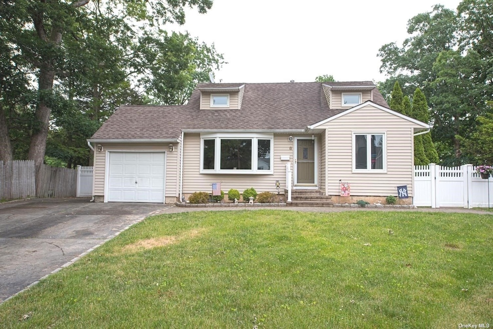 8 Grand Haven Ct, ComMacK, NY 11725 - photo 1