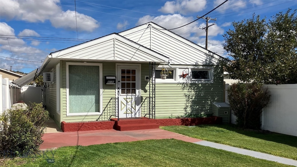 Bungalow featuring a front lawn