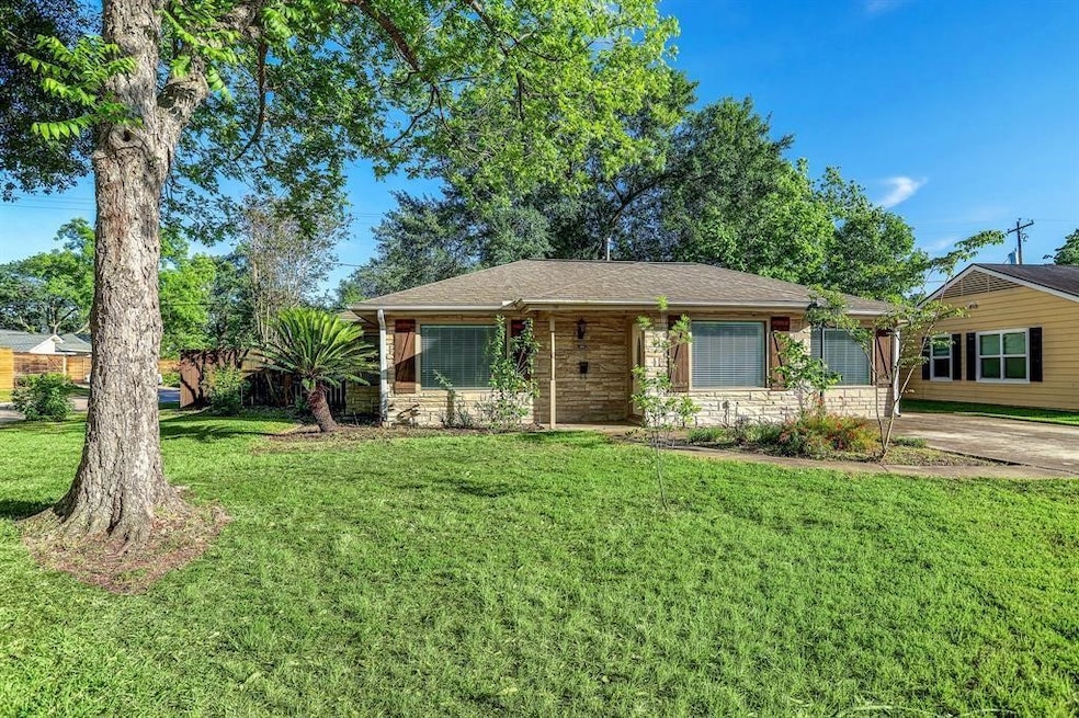 1601 Hewitt Dr, Houston, TX 77018 - photo 1