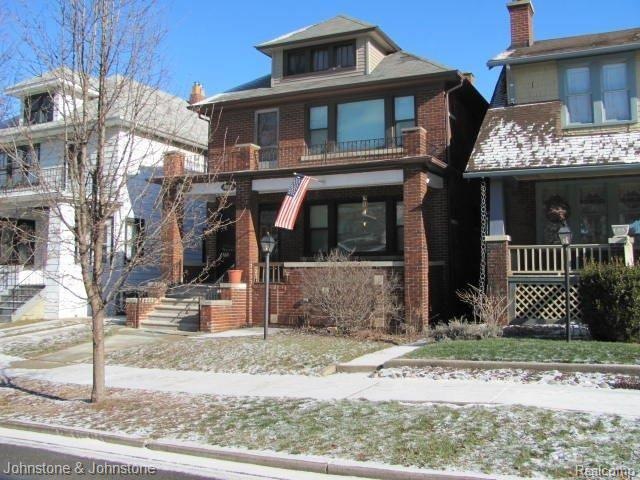 1150 Lakepointe St unit 1150, Grosse Pointe Park, MI 48230 - photo 1