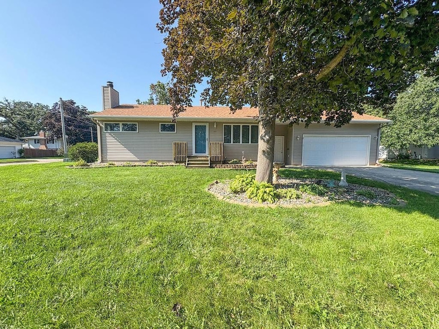 812 S 12th Ave W, Newton, IA 50208 - photo 1