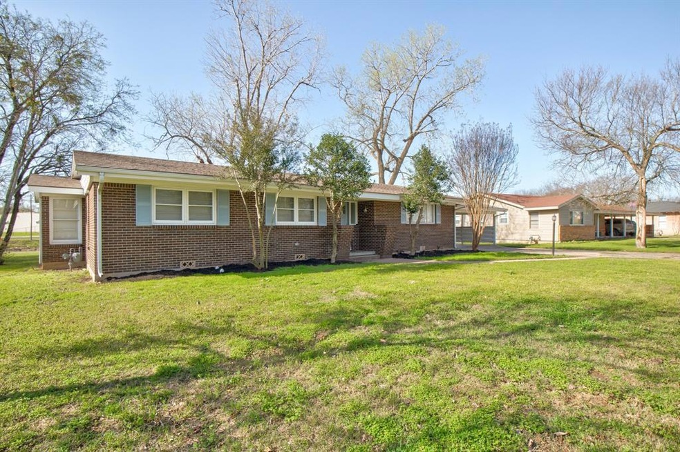 205 Circle Dr, Cleburne, TX 76033 - photo 1