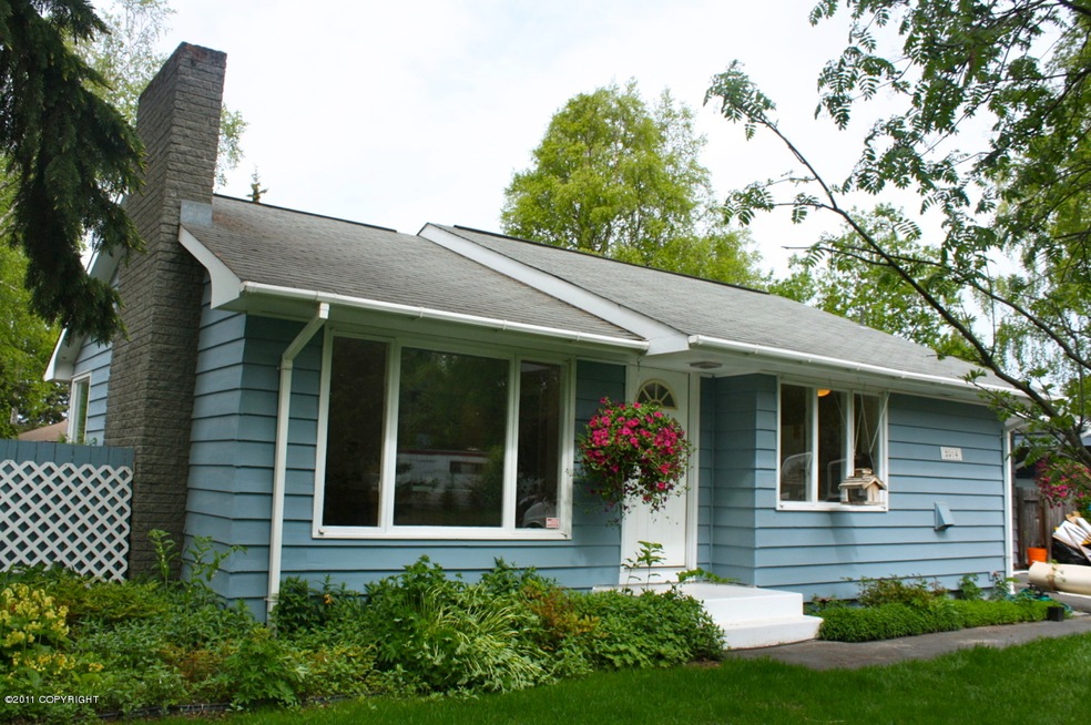 Charming Cottage in Mid-Town