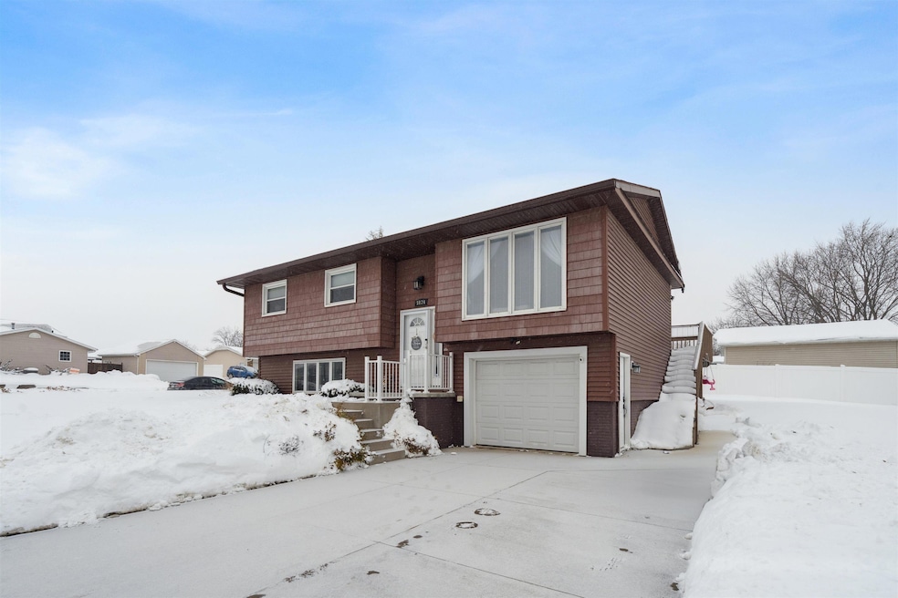 3824 Monterey Dr, Waterloo, IA 50701 - photo 1