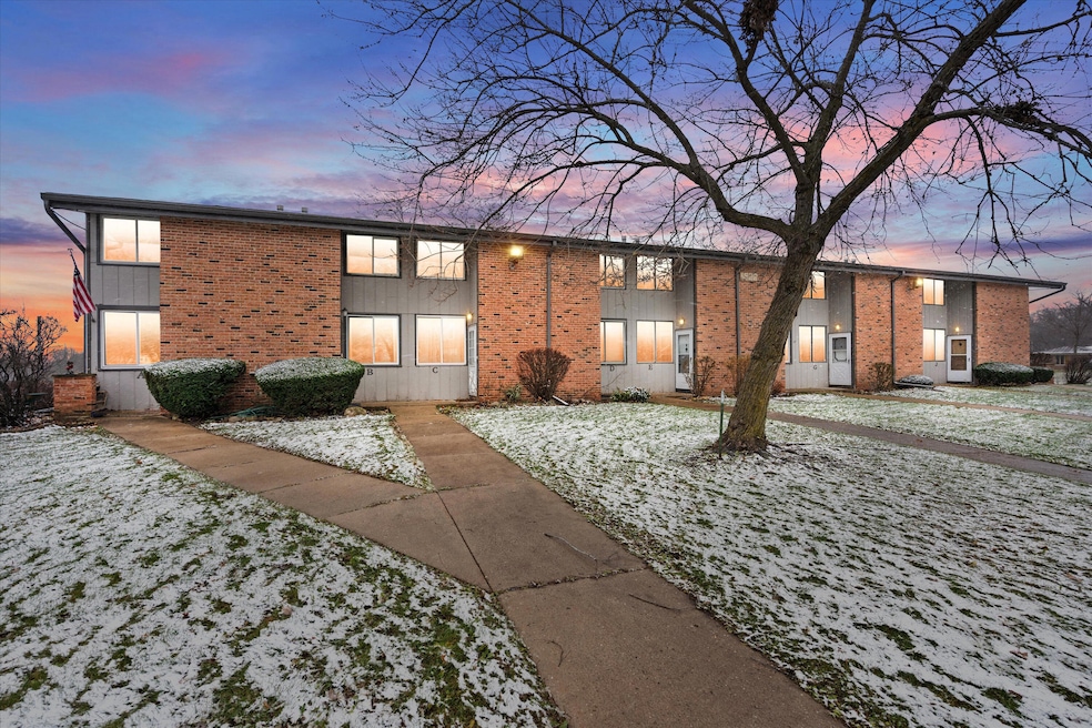 1522 Big Bend Rd unit B, Waukesha, WI 53189 - photo 1