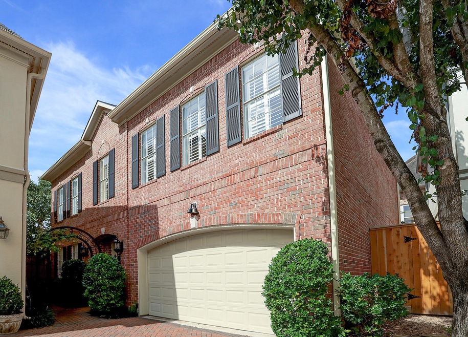 1405 W Hilshire Park Dr, Houston, TX 77055 - photo 1