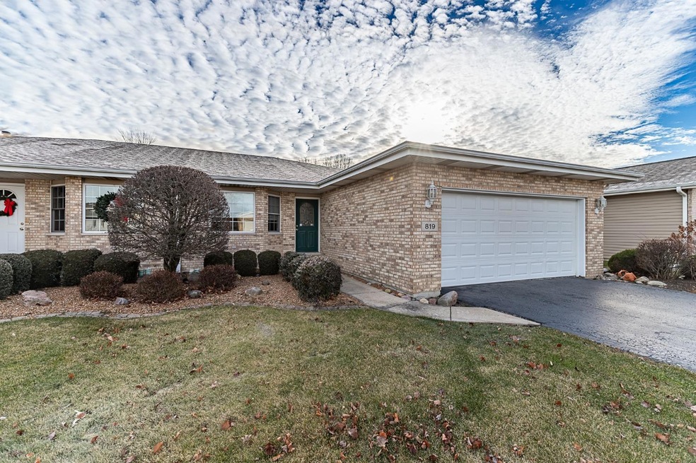 819 Blue Jay Way, Dyer, IN 46311 - photo 1