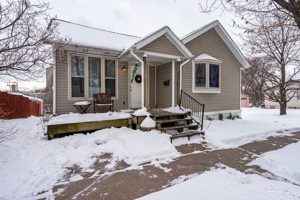 1629 14th Ave SE, Cedar Rapids, IA 52401 - photo 1