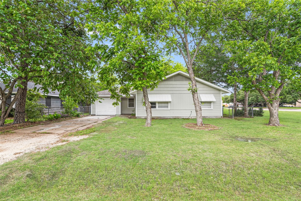 1313 James St, Rosenberg, TX 77471 - photo 1