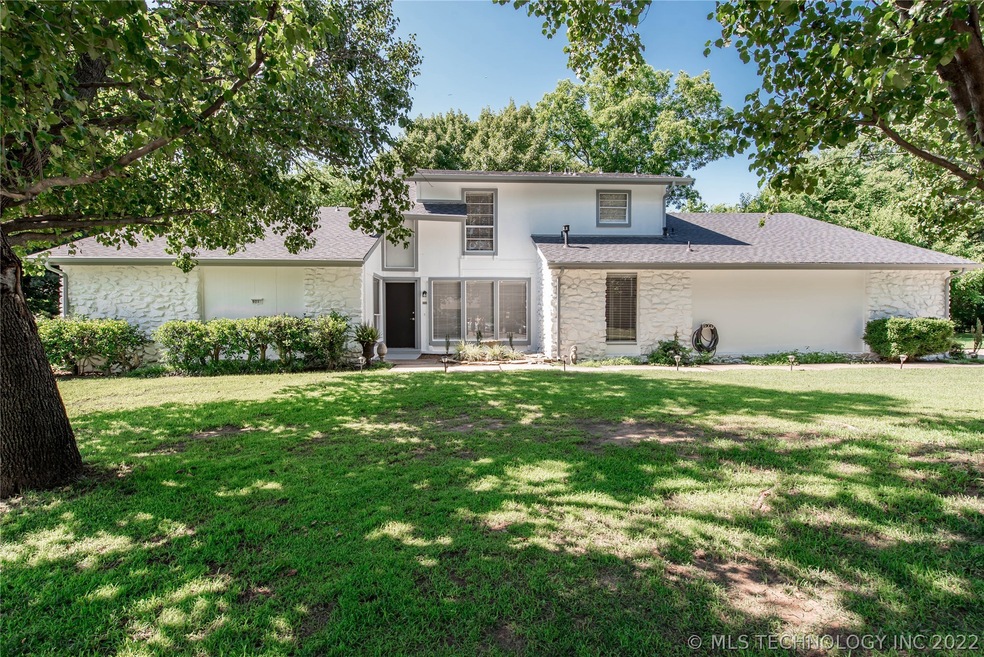 Bright, private home in Cul-de-sac located on hole