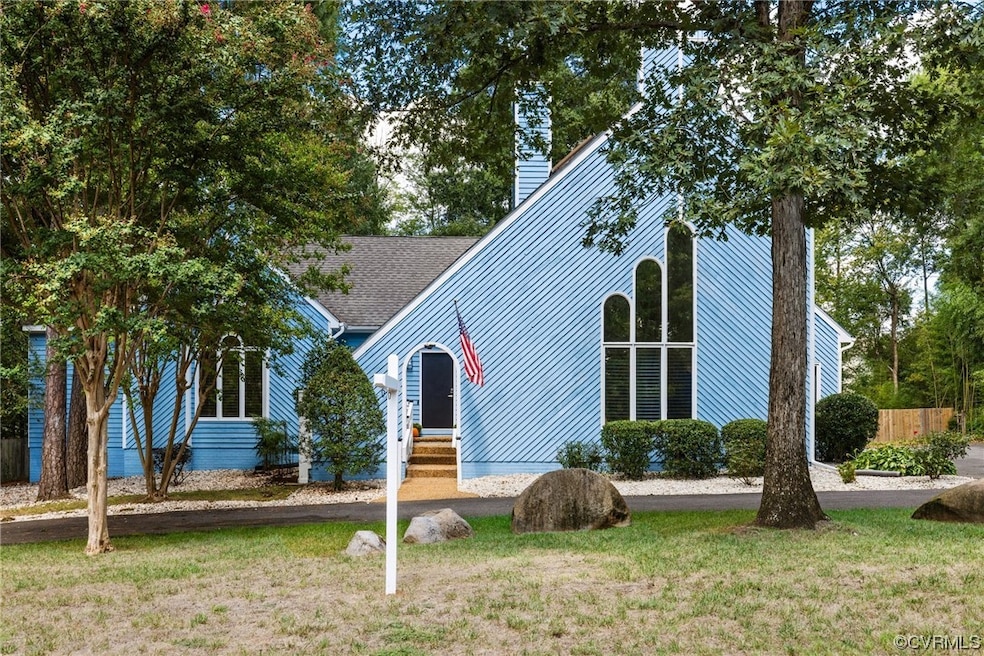 View of front facade featuring a front lawn