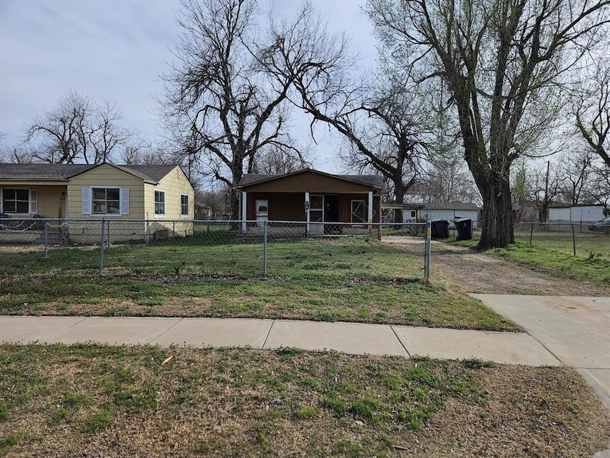 Bungalow-style house with driveway, a fenced front