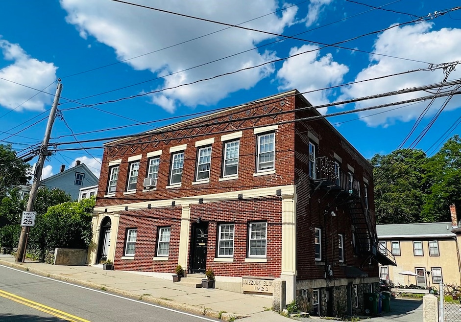 996 Chestnut St unit 3, Newton Upper Falls, MA 02464 - photo 1