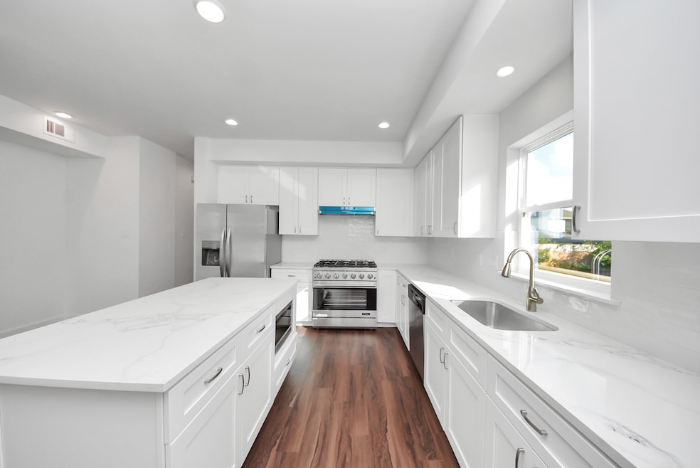 611 E 39th St unit C, Houston, TX 77022 - photo 1