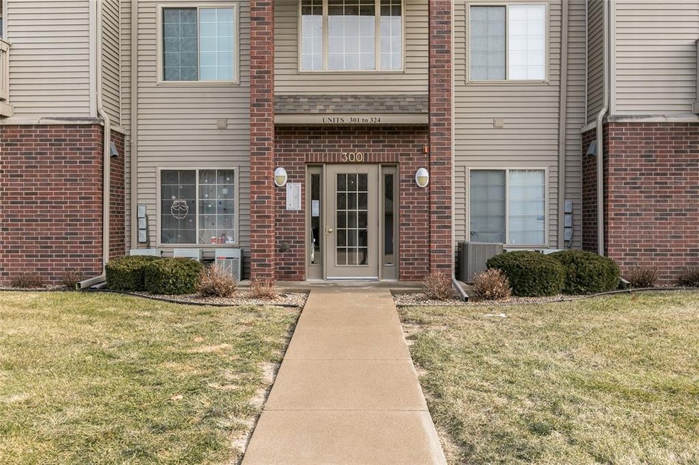 250 Cimarron Dr unit 321, Hiawatha, IA 52233 - photo 1