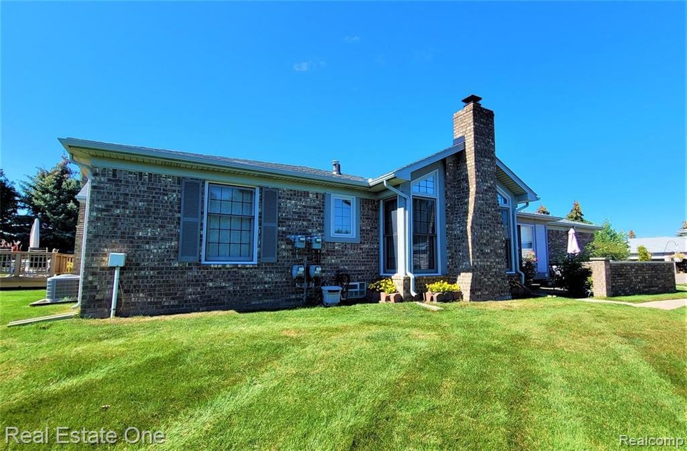 Immaculate Ranch Style Condo in Shelby Township!