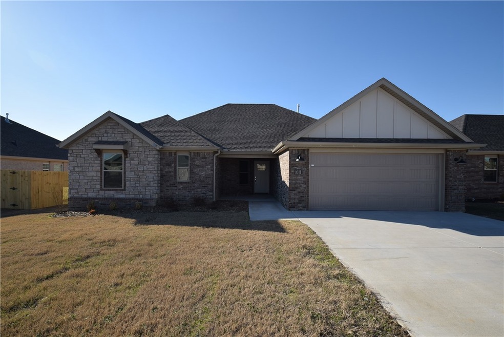 1011 Fair Oaks St, Tontitown, AR 72762 - photo 1