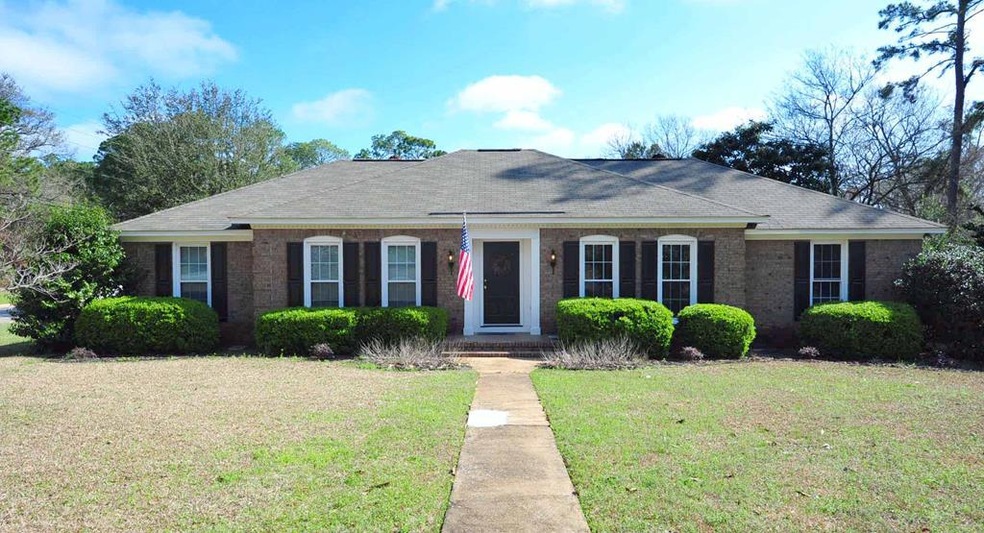 1822 W Lakeridge Dr, Albany, GA 31707 - photo 1