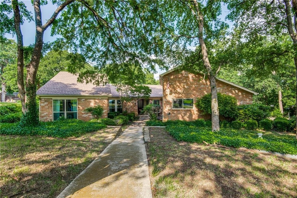 WELCOME HOME~PLUSH LANDSCAPING & MATURE TREES ABOU