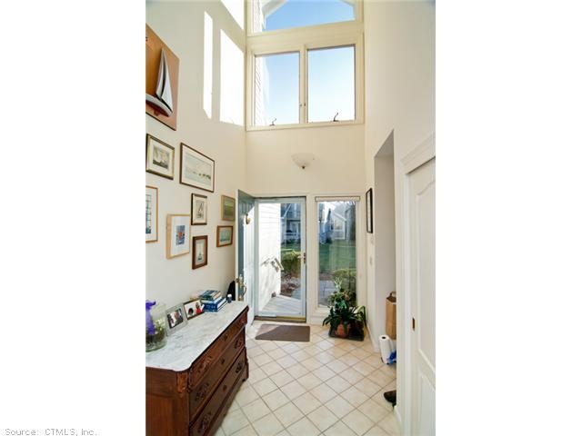 Lobby/Reception. Bright entrance foyer
