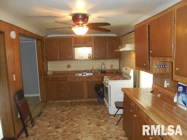 1635 W 3rd St, Davenport, IA 52802 - photo 1