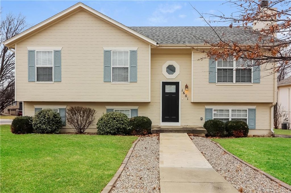 1601 Shelby Dr, Raymore, MO 64083 - photo 1