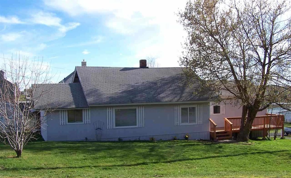 546 N Crosby St, Tekoa, WA 99033 - photo 1