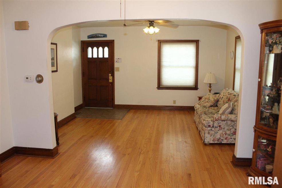 216 Dixwell Ct, Davenport, IA 52802 - photo 1