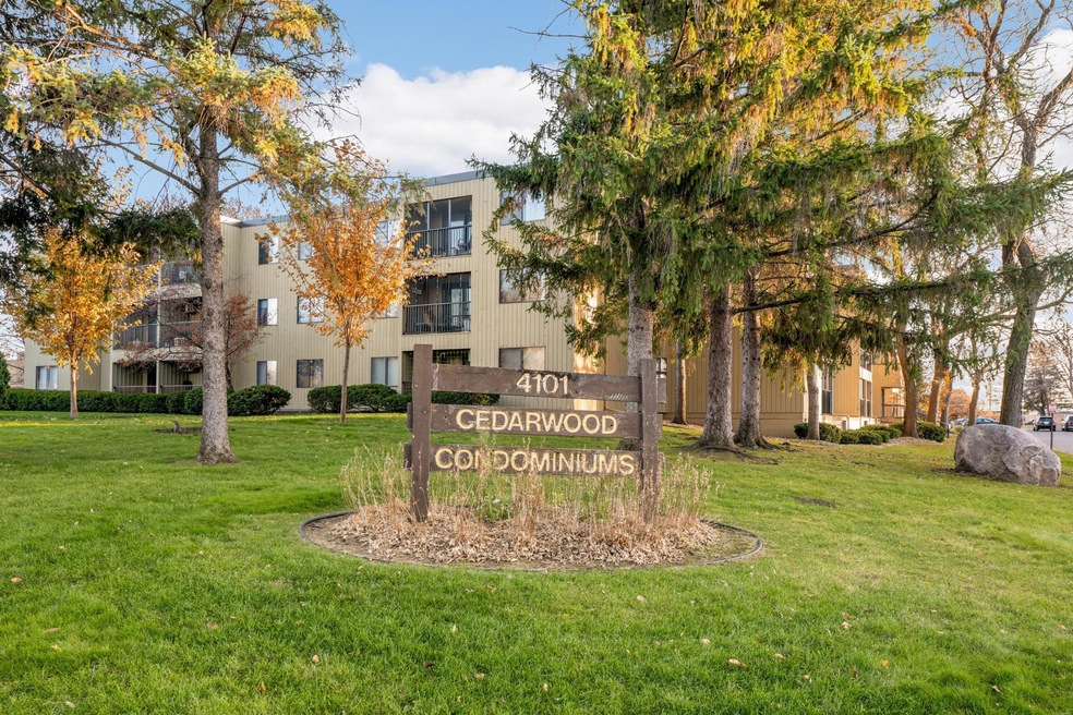 Cedarwood Condominiums is perfectly located with fantastic walkability.