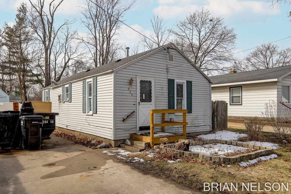 1-web-or-mls-924 34th St SW, Wyoming-1