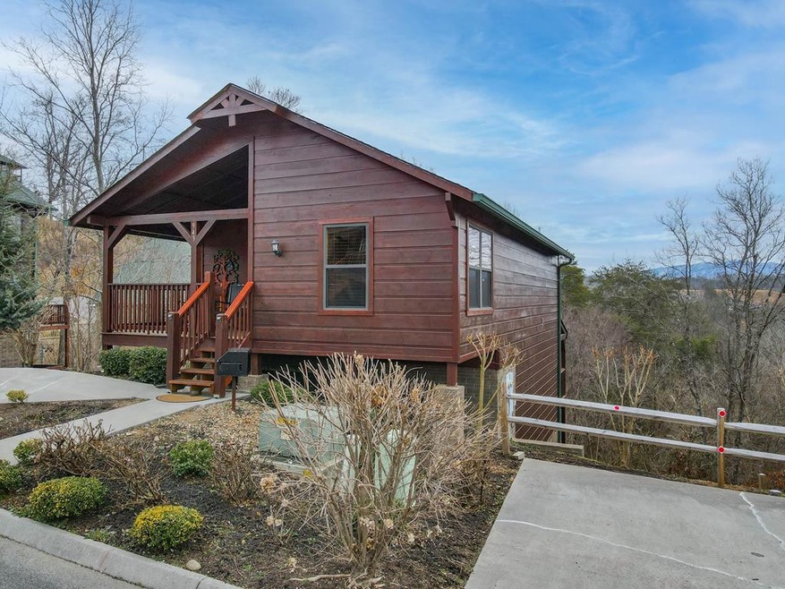 943 Mcmakin Way, Pigeon Forge, TN 37863 - photo 1