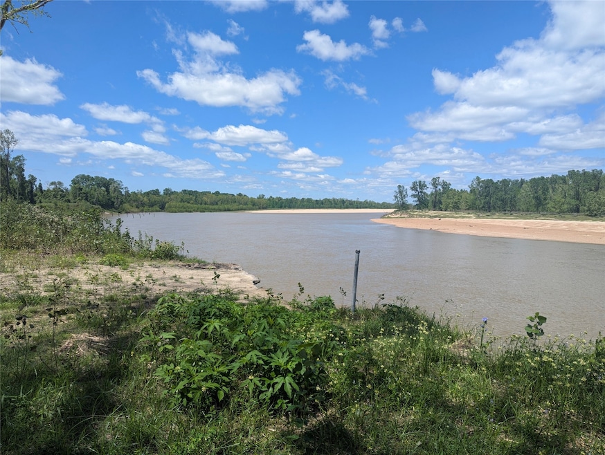 Bring your Fishing Poles. Walking Distance to Trin