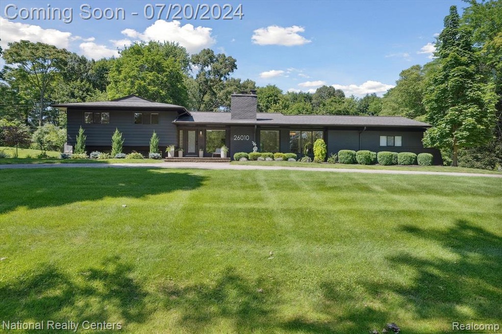 26010 Hersheyvale Dr, Franklin, MI 48025 - photo 1
