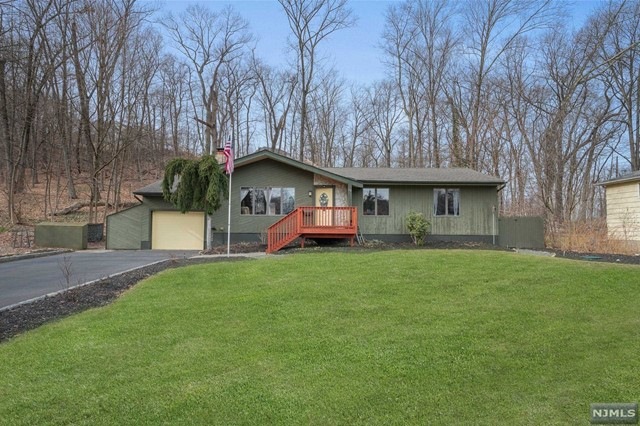 28 Woodland Ct, Kinnelon, NJ 07405 - photo 1