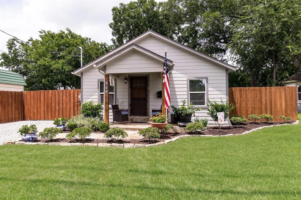 Couldn't be cuter! Check out the covered porch, pe