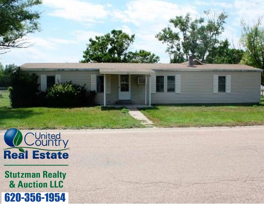 201 S Lincoln St, Hugoton, KS 67951 - photo 1